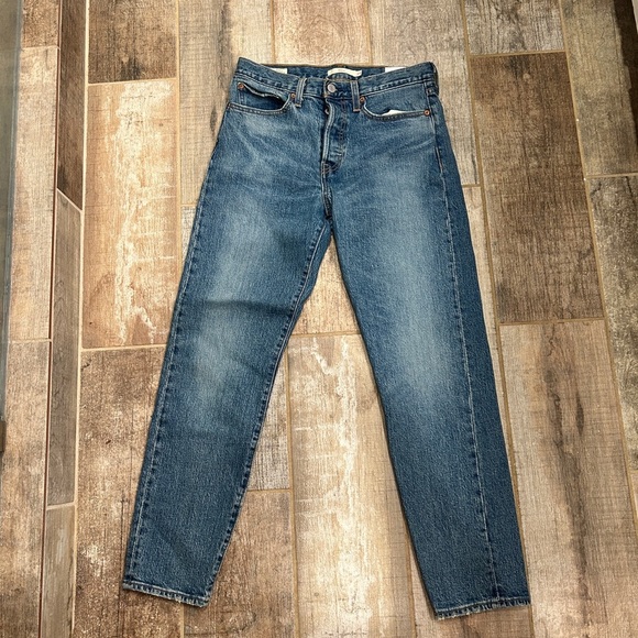 Levi’s Women’s Jeans Capital E Tag Wedgie Straight Medium Wash High Waisted - Picture 3 of 9